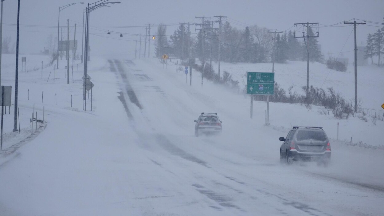 Deux voitures traversent la tempête à Rimouski.
