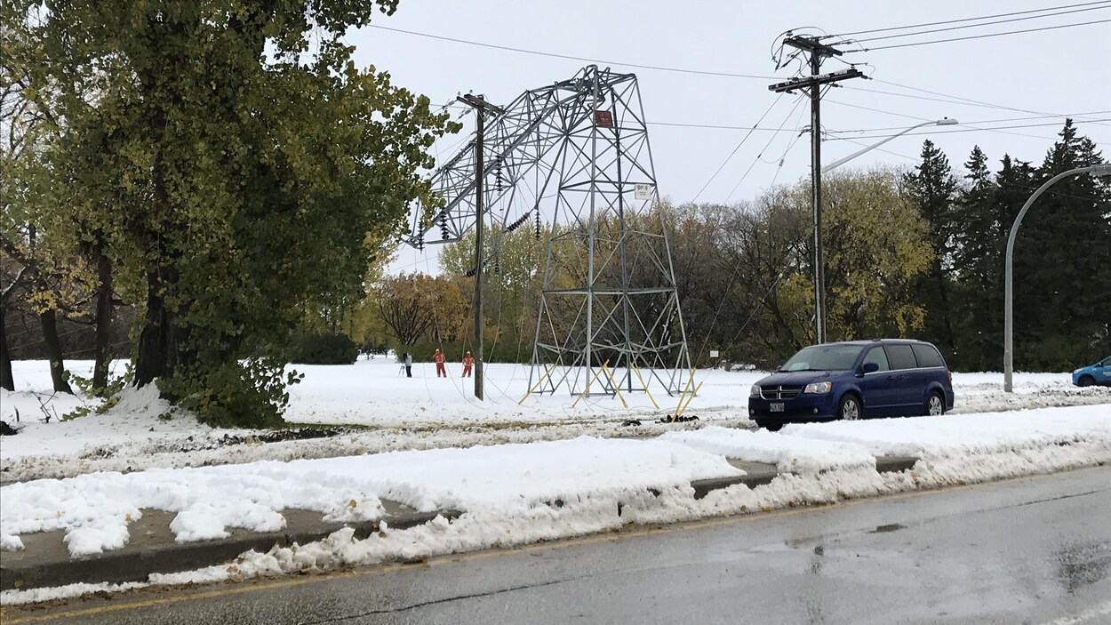 Une tour de transmission de Portage la Prairie brisée.