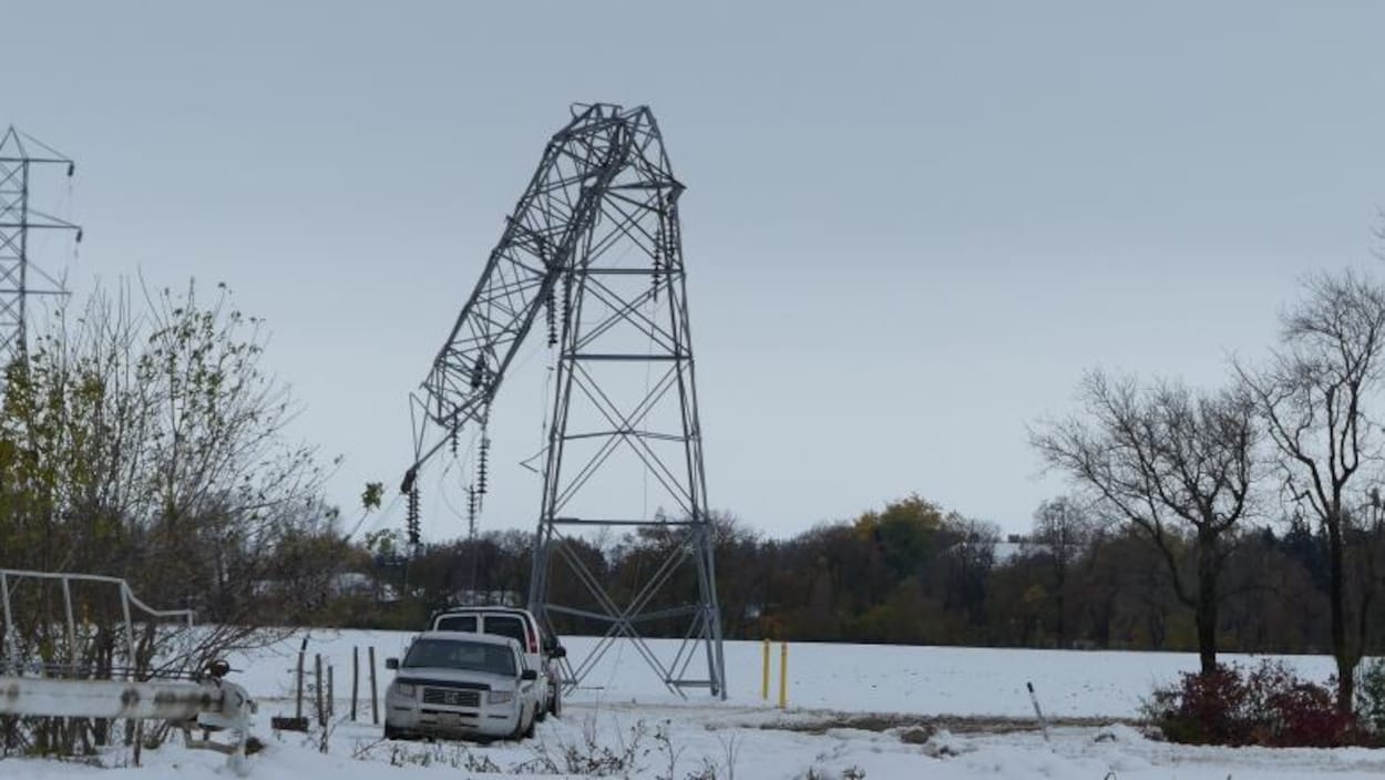 Une ligne de transmission électrique est tordue à Portage la Prairie.