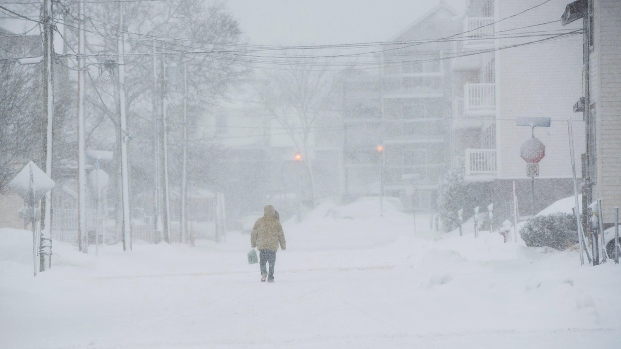 Un homme marche dans la tempête. Un homme marche dans la tempête.