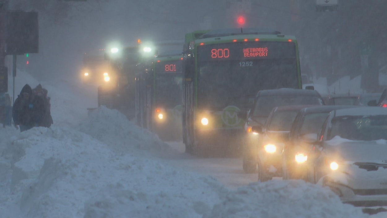 Des véhicules dans la tempête à Québec. Des véhicules dans la tempête à Québec.