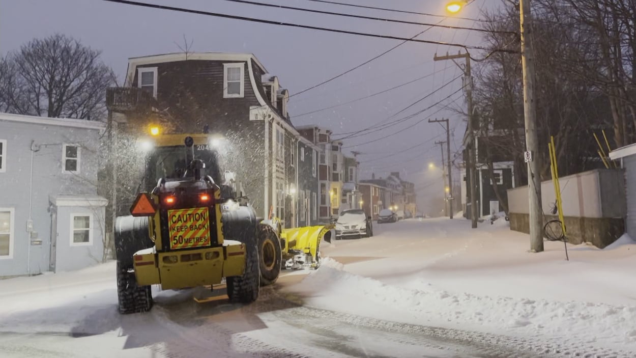 Saint-Jean de Terre-Neuve paralysée par une première tempête hivernale