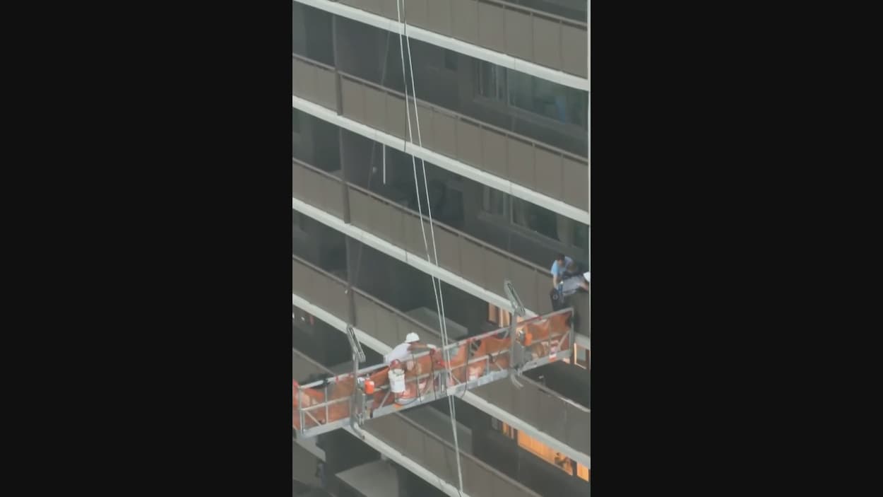 Vidéo : deux ouvriers s’échappent d’un échafaudage l’orage