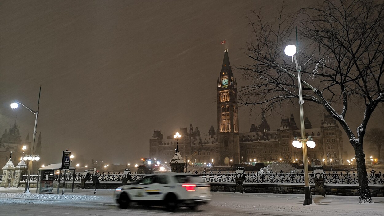 Le parlement d'Ottawa, avec en fond une tempête de neige.