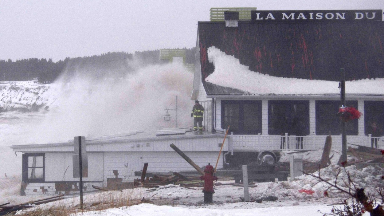 Une vague frappe la Maison du pêcheur Une vague frappe la Maison du pêcheur
