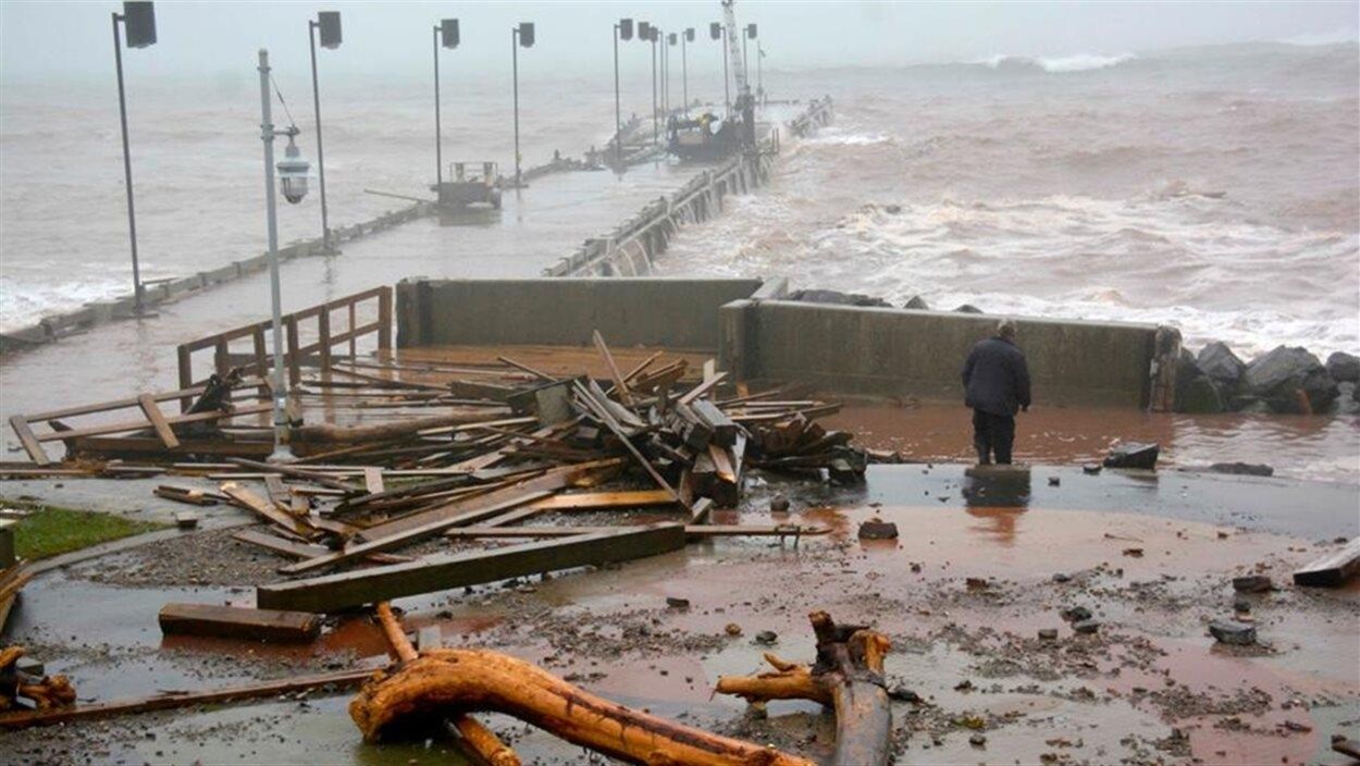La tempête cause des dommages à la promenade de Percé.