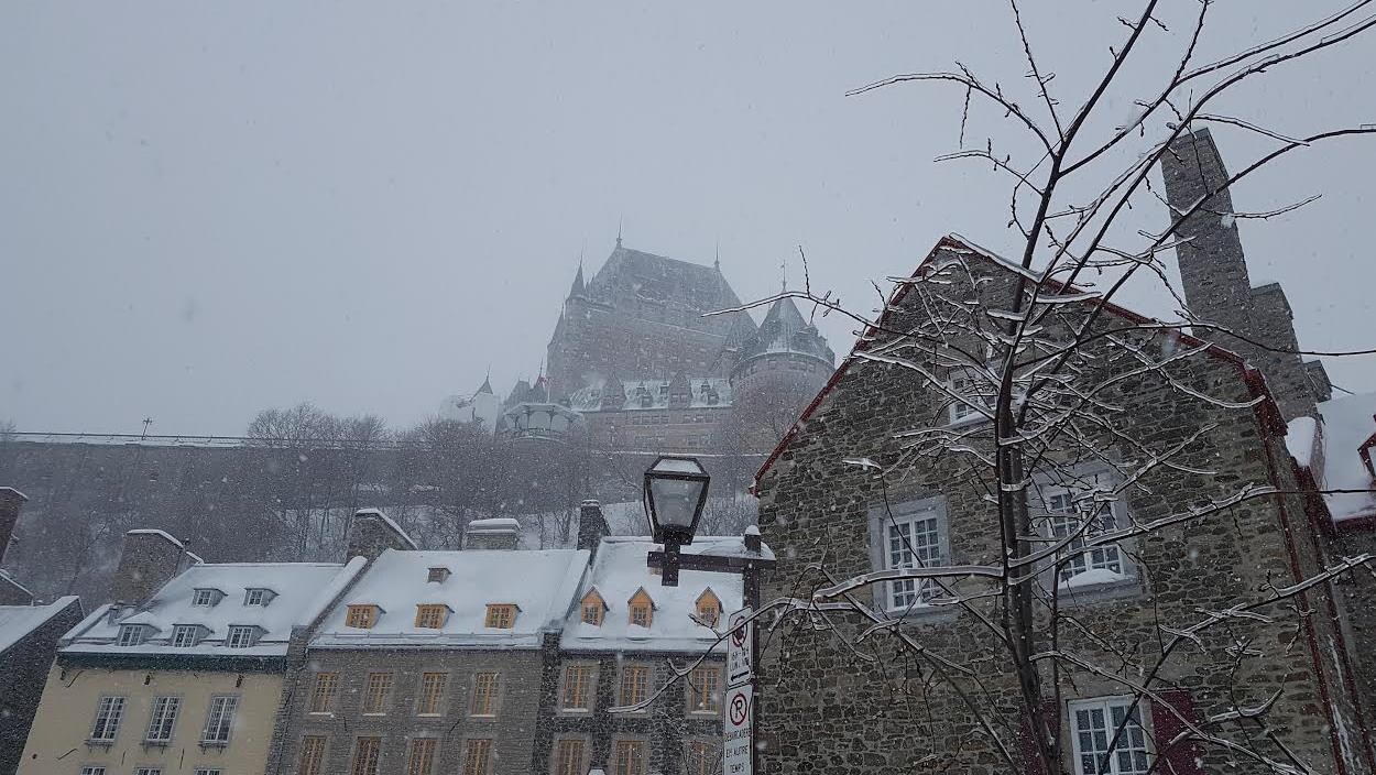 Le Château Frontenac sous les vents et la neige.