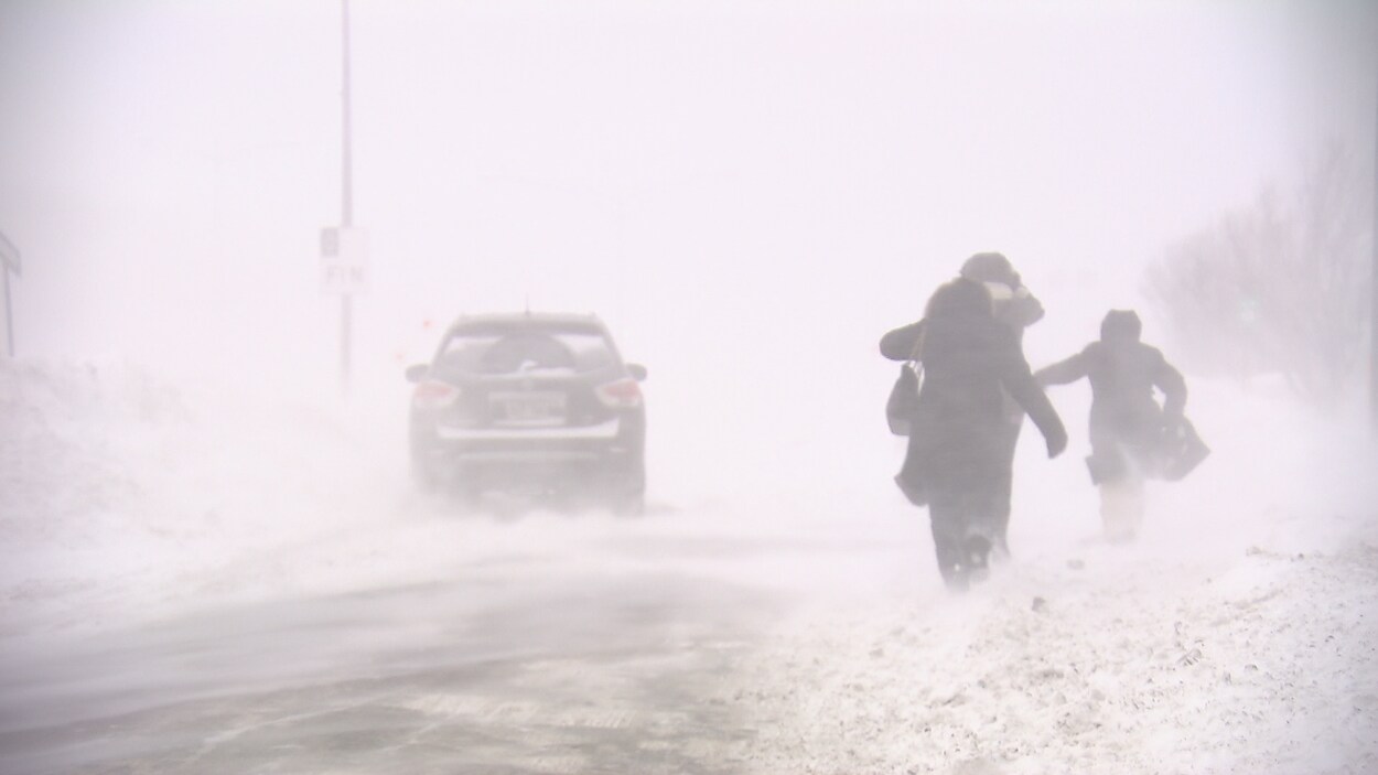 Voiture et marcheurs dans le blizzard (archives).
