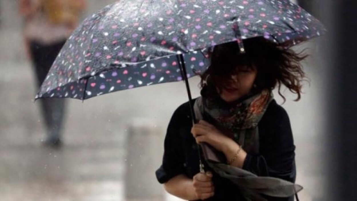 Une jeune fille dans la tempête Une jeune fille dans la tempête