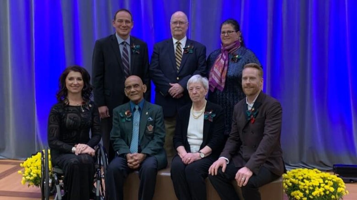 Michelle Stilwell, Jon Montgomery, Charles Baksh, Susanne Dandenault, Don Hornby, Maureen Orchard et Hector Vergara posent en groupe pour une photo officielle.