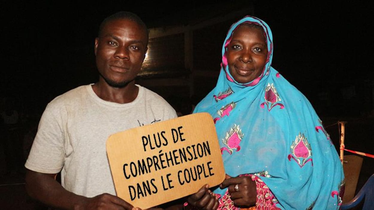 Un homme et une femme tiennent une pancarte : Plus de compréhension dans le couple. Un homme et une femme tiennent une pancarte : Plus de compréhension dans le couple.
