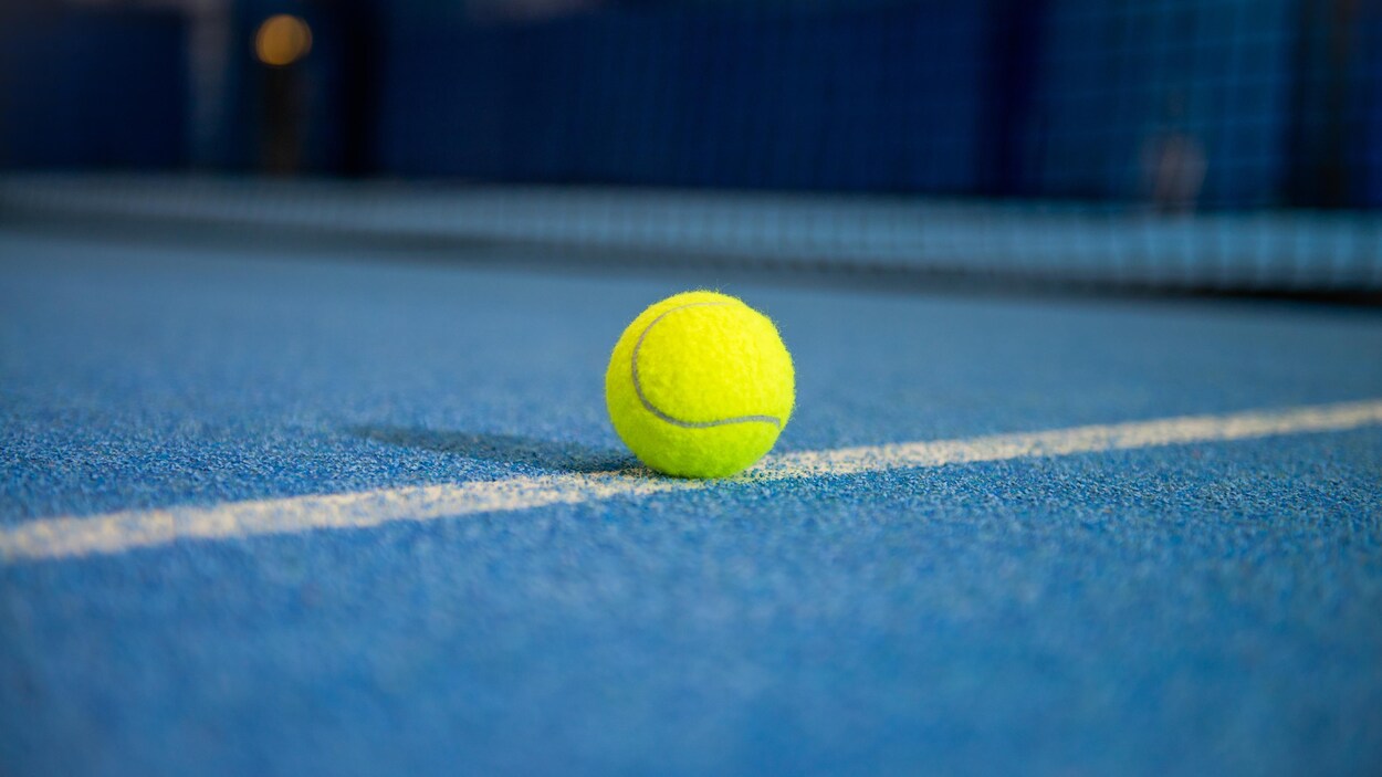 Une balle de tennis
