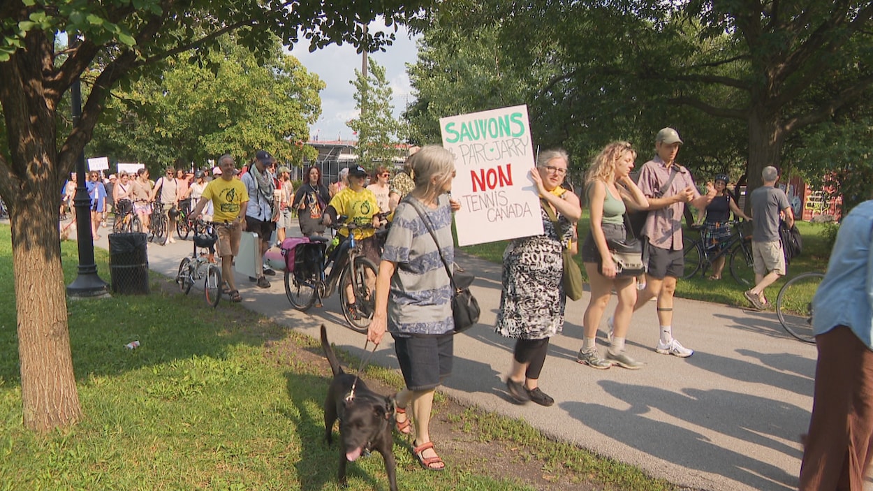 Plus d’un millier de manifestants s’opposent au projet de Tennis Canada dans le parc Jarry