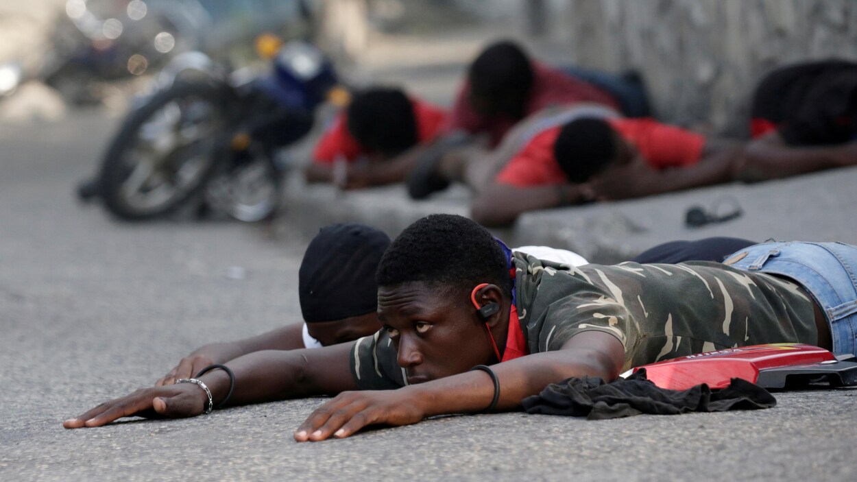 Des manifestants ont été détenus brièvement par les policiers vendredi, lors d'une manifestation contre le gouvernement à Port-au-Prince.