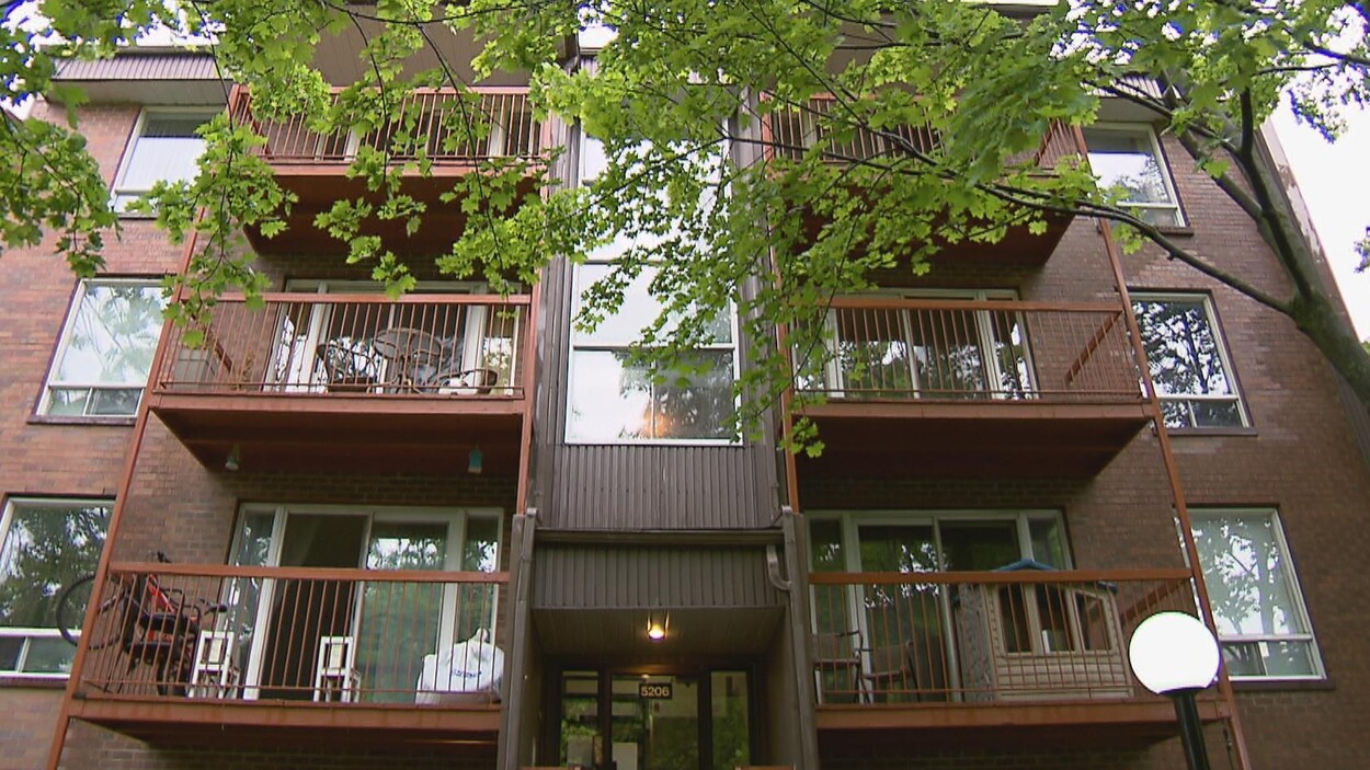Immeuble à logements sur le boulevard Henri-Bourassa Immeuble à logements sur le boulevard Henri-Bourassa