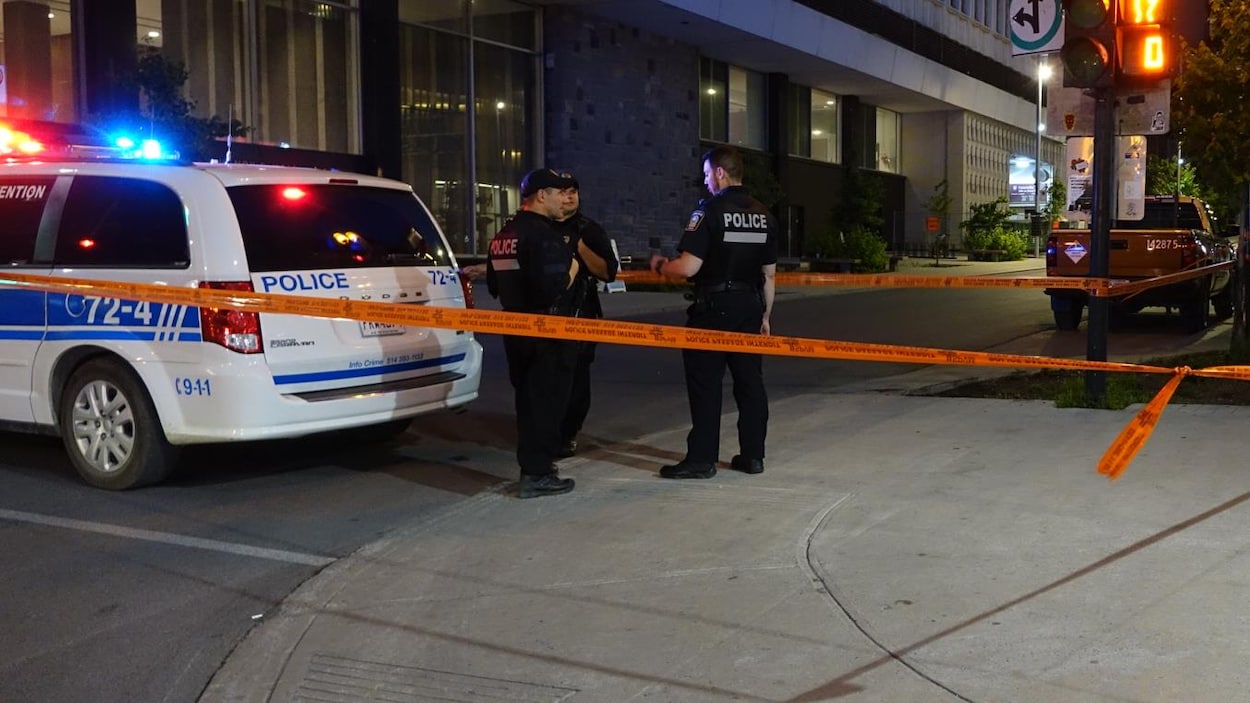 Une scène de crime a été établie par les policiers.