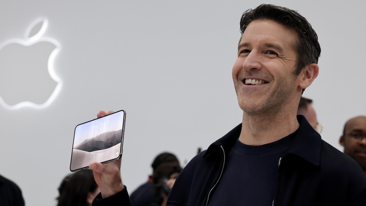 Apple dévoile son premier téléphone pliable, l’iPhone Duo, sept ans après Samsung