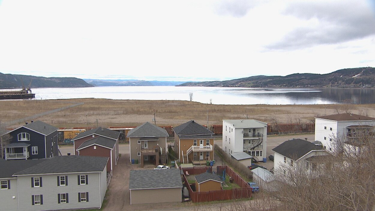 Le terrain où se trouvait l'usine de la Consol en bordure de la baie des Ha! Ha! à Saguenay.