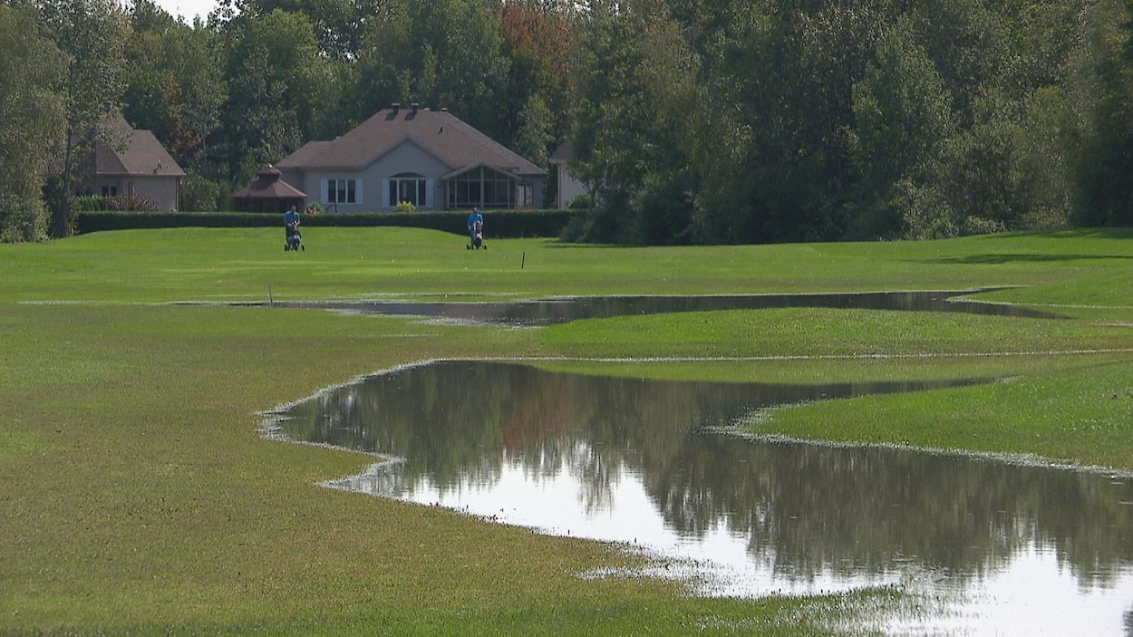 Les eaux usées envahissent un terrain de golf de TroisRivières Radio