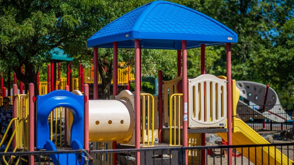 Un terrain de jeu pour enfants en été.