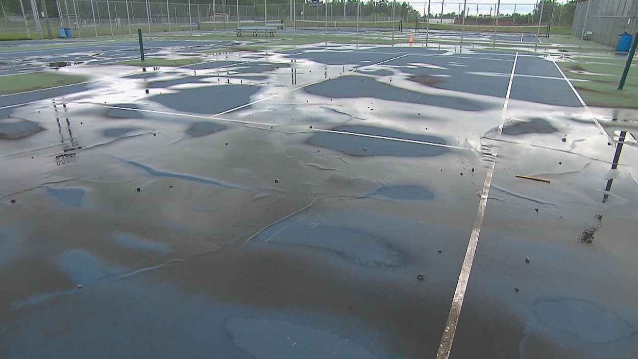Le recouvrement de quelques terrains de tennis présente des aspérités et des accumulations d'eau.