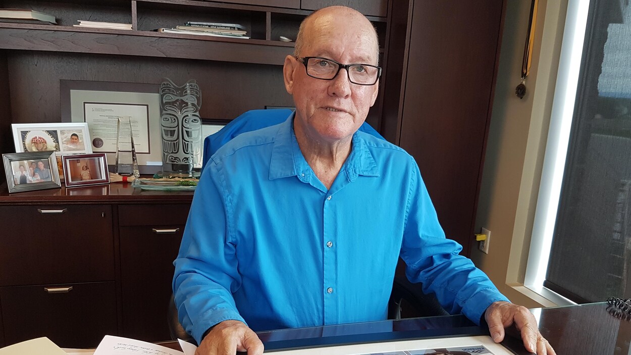 Terrance Paul de l'Assemblée des chefs micmacs de la Nouvelle-Écosse assis à son bureau.
