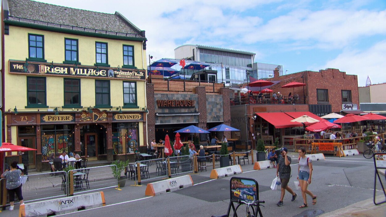 Des terrasses sur la rue Clarence