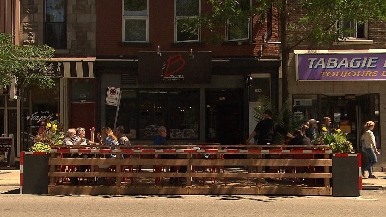 Des clients profitent d'une terrasse, rue Ontario Est. Des clients profitent d'une terrasse, rue Ontario Est.