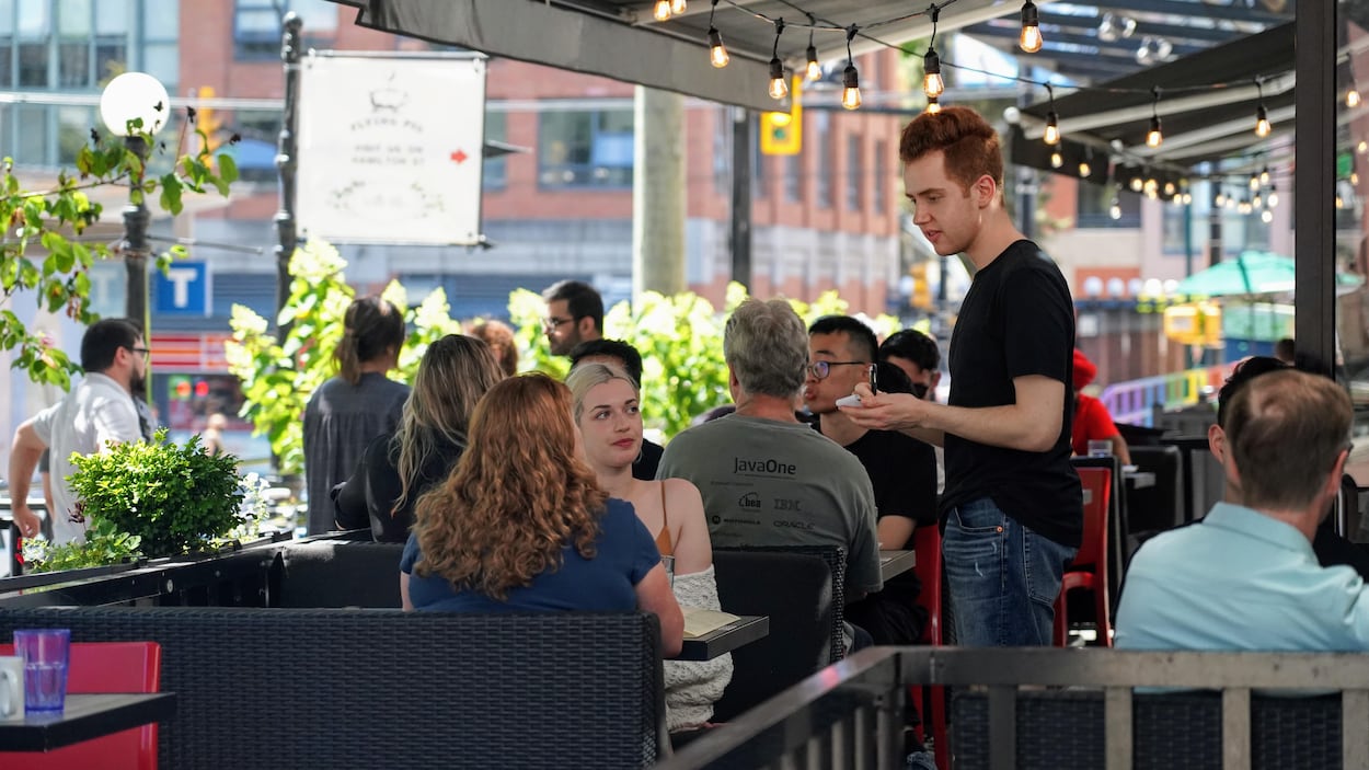 Six ans après le début de la pandémie, les terrasses attirent toujours les clients