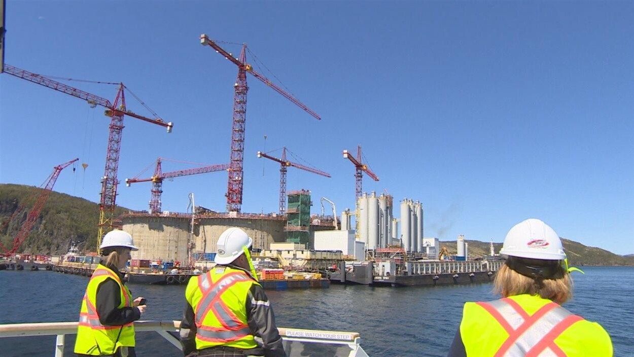 La construction de la plateforme pétrolière Hebron, à Clarenville, à Terre-Neuve.