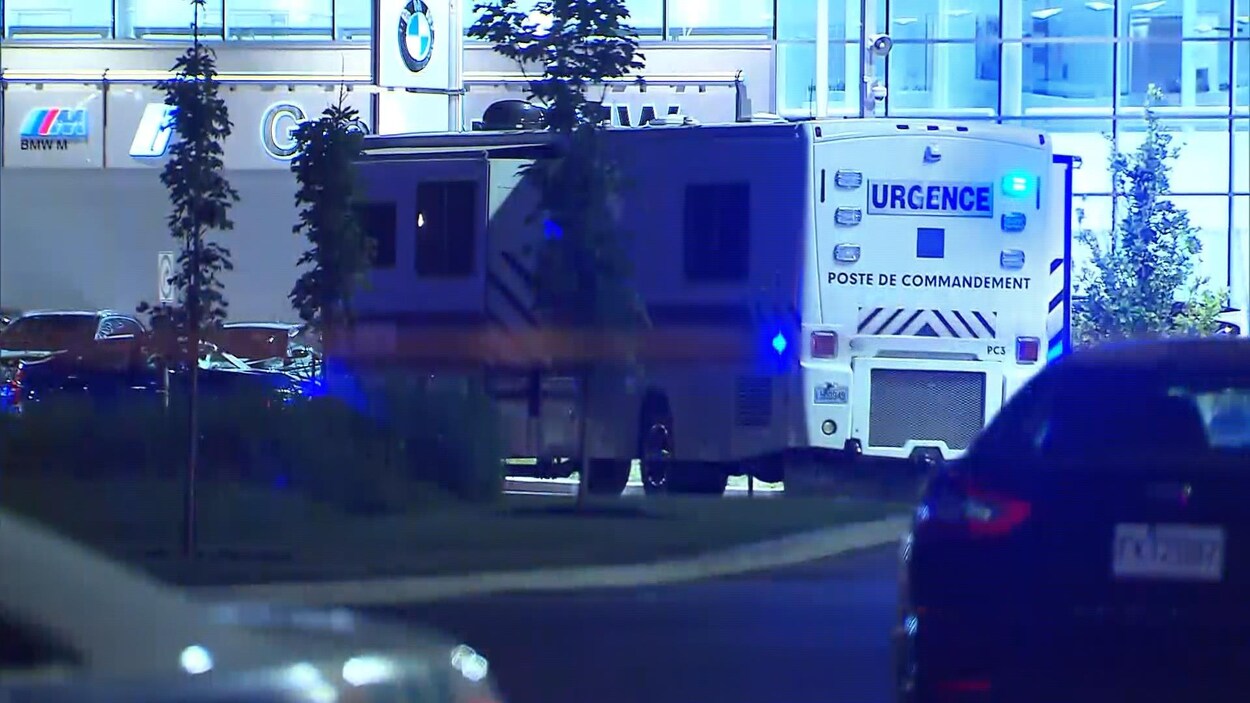 Un poste de commandement sur les lieux d’une opération policière qui a fait un blessé.