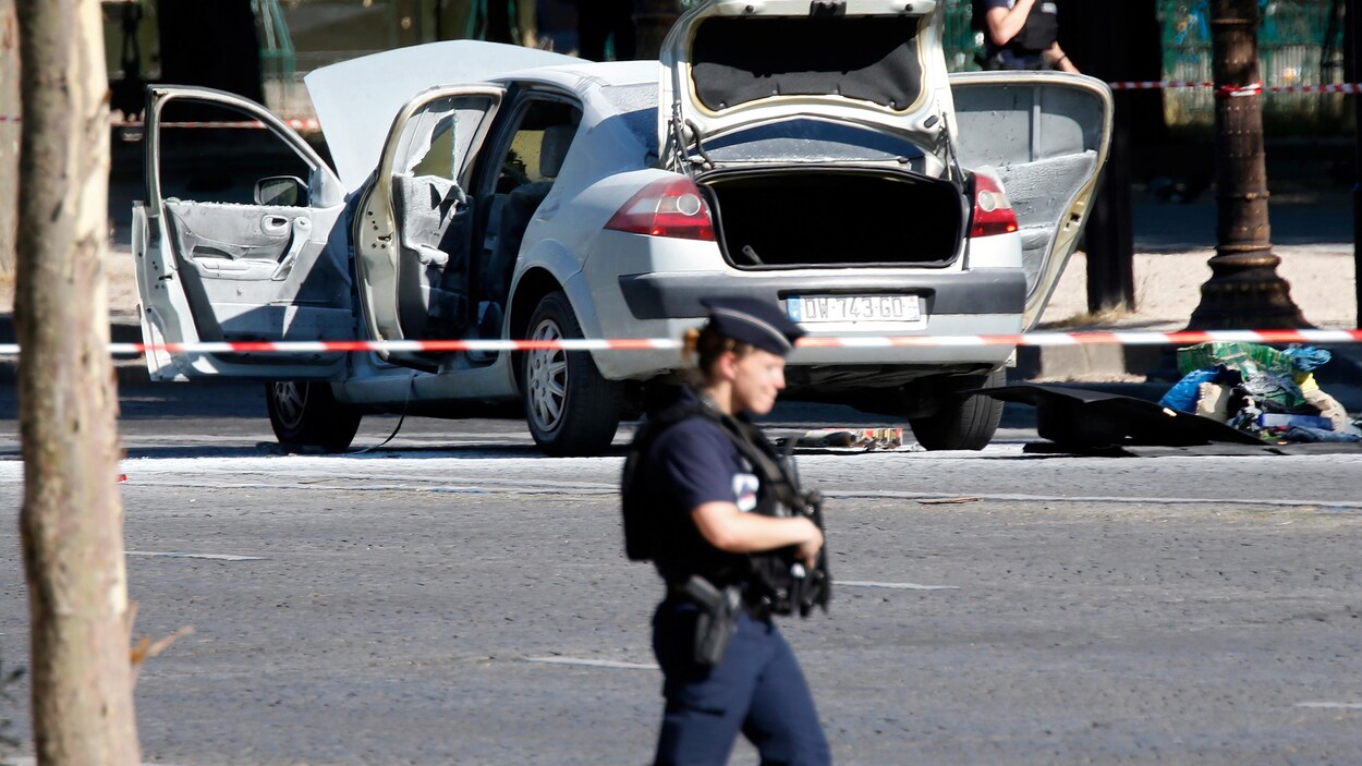 Une policière armée. Une policière armée.