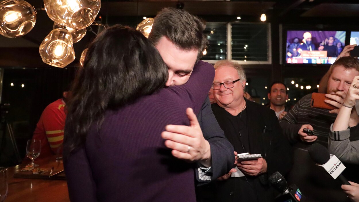 Le candidat sortant Terry Beech, réélu dans Burnaby North-Seymour, fait une accolade à une femme lors d'un rassemblement partisan.