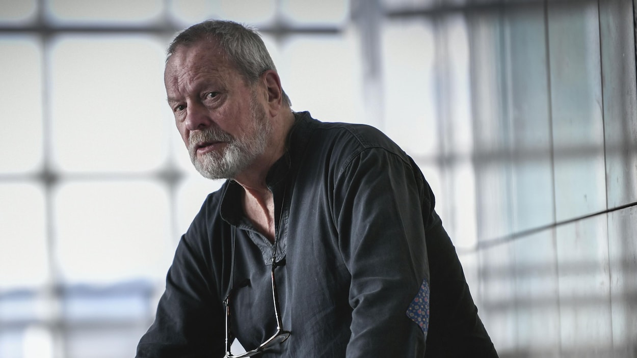Le réalisateur britannique Terry Gilliam prend la pose à l'opéra de la Bastille à Paris, le 13 mars 2018. Le réalisateur britannique Terry Gilliam prend la pose à l'opéra de la Bastille à Paris, le 13 mars 2018.
