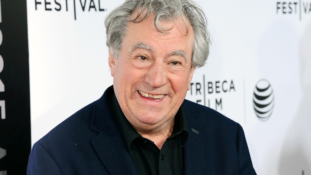 Terry Jones sourit à la caméra.