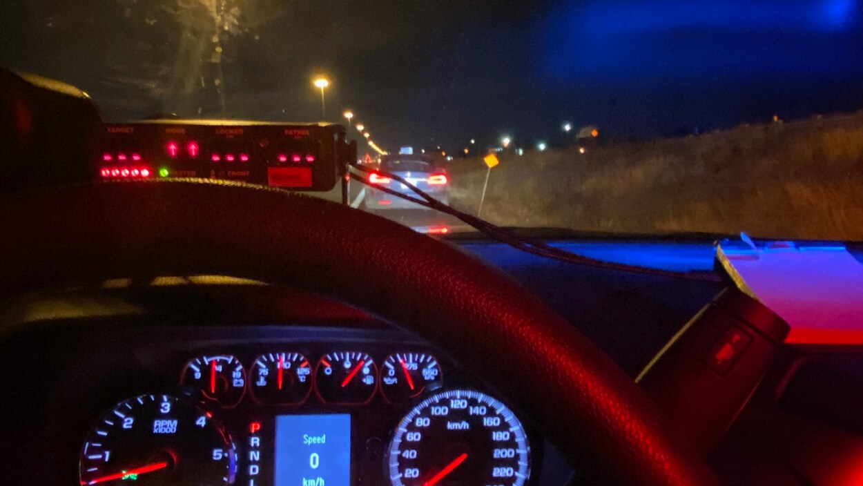 Vue de l'intérieur d'un véhicule de police d'une arrestation sur le bord de la route.