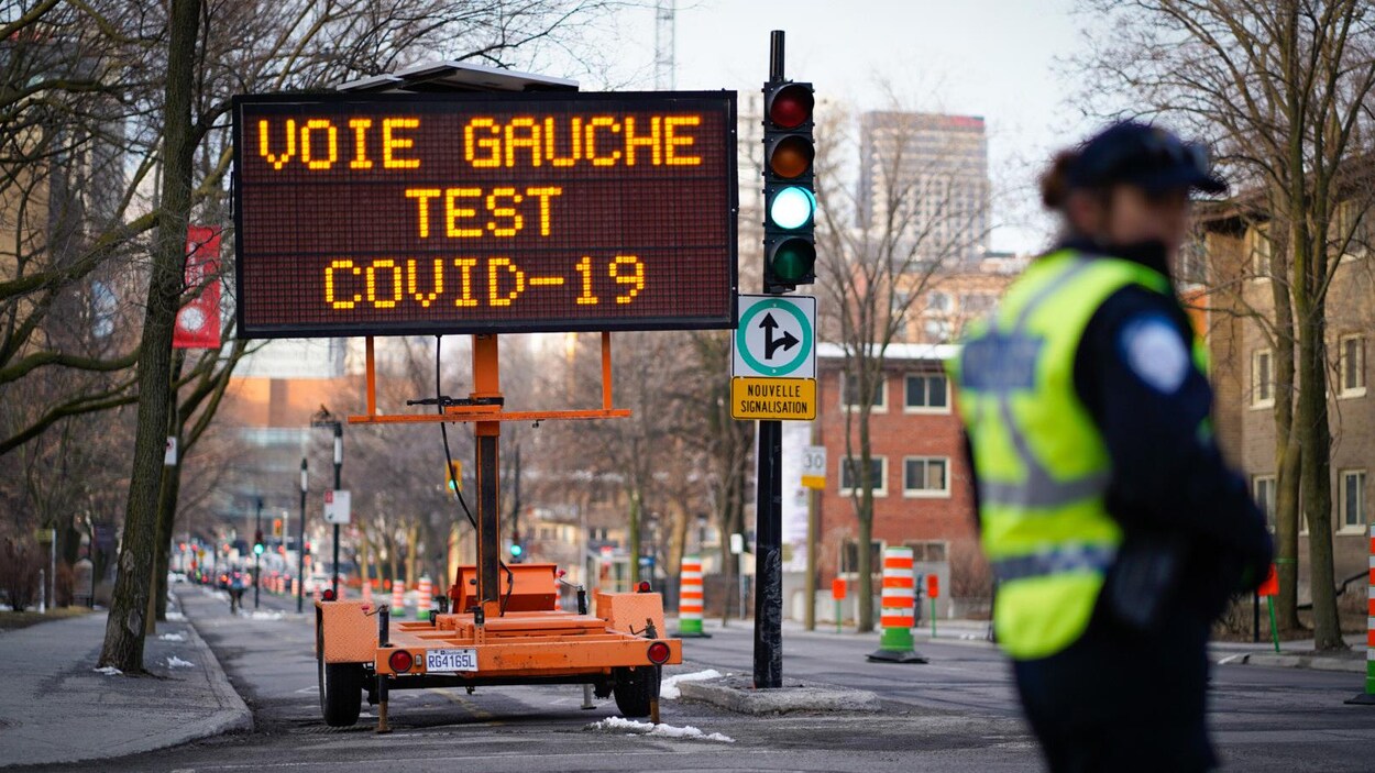 On peut ligne sur une plaque signalétique : « VOIE GAUCHE TEST COVID-19 ».