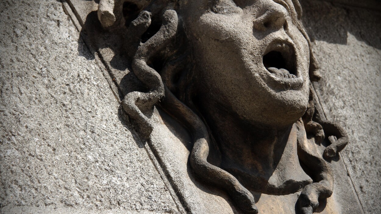 On voit une tête de Méduse sculptée dans la pierre.