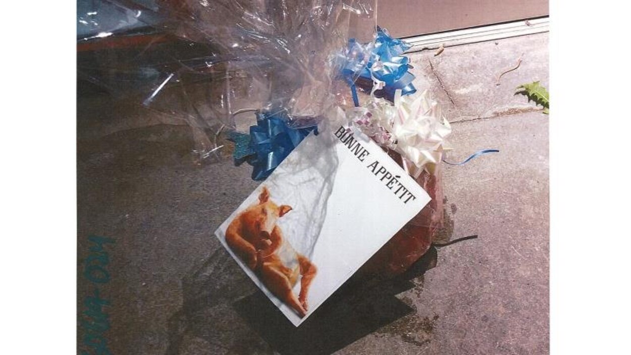 La tête de porc était emballée à la manière d'un paquet cadeau. La tête de porc était emballée à la manière d'un paquet cadeau.
