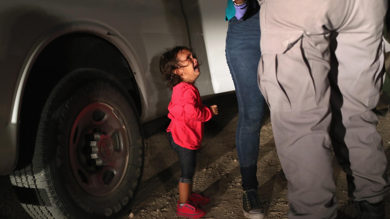 Une petite fille pleure près de sa mère.