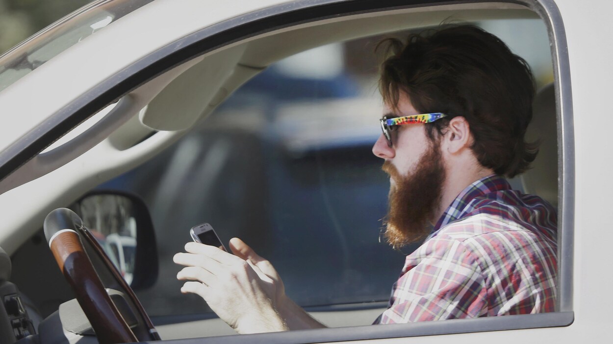 Un automobiliste texte au volant. Un automobiliste texte au volant.