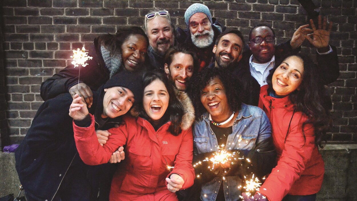 Photo des personnes avec des bâtons de feu d'artifice.