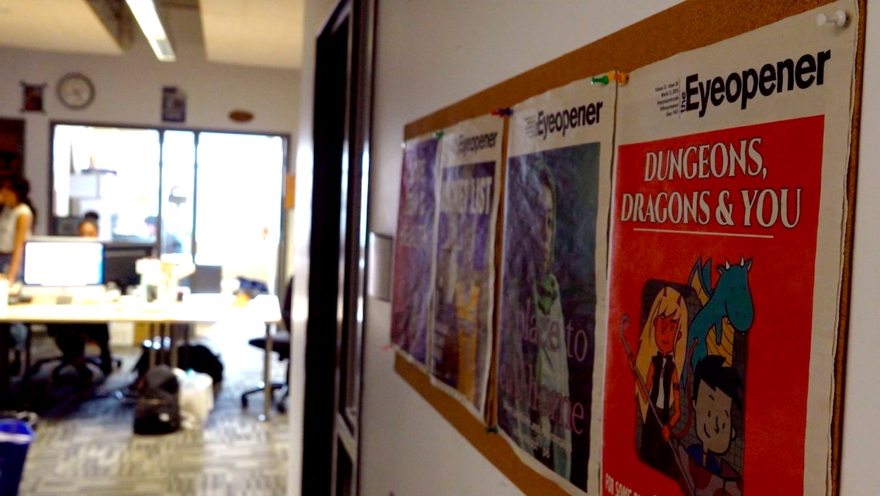 Les unes du journal accrochées dans l'entrée de la salle des nouvelles du « Eyeopener ».