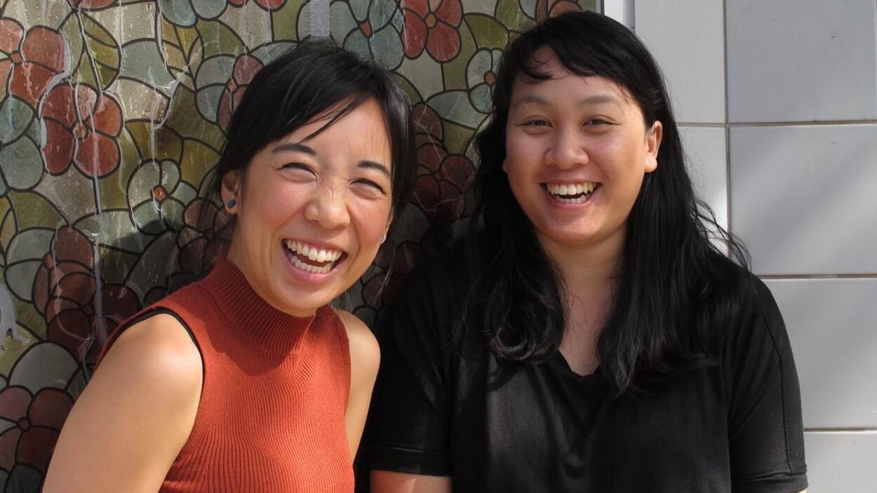 Deux femmes asiatiques souriantes.