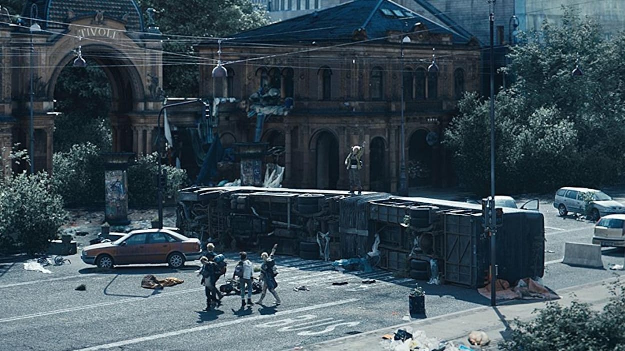 Des jeunes constatent les dégâts d'une catastrophe près d'un parc, dans une scène de la série «The Rain».