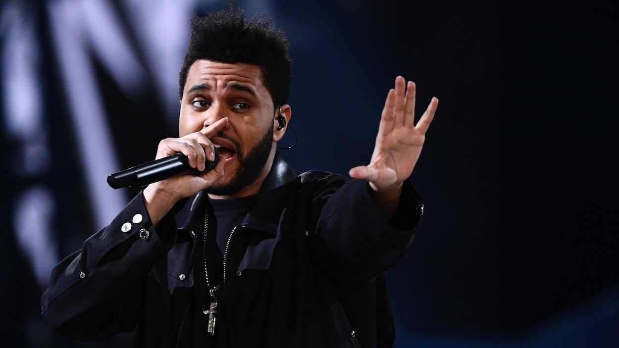 Le chanteur canadien The Weeknd sur scène.