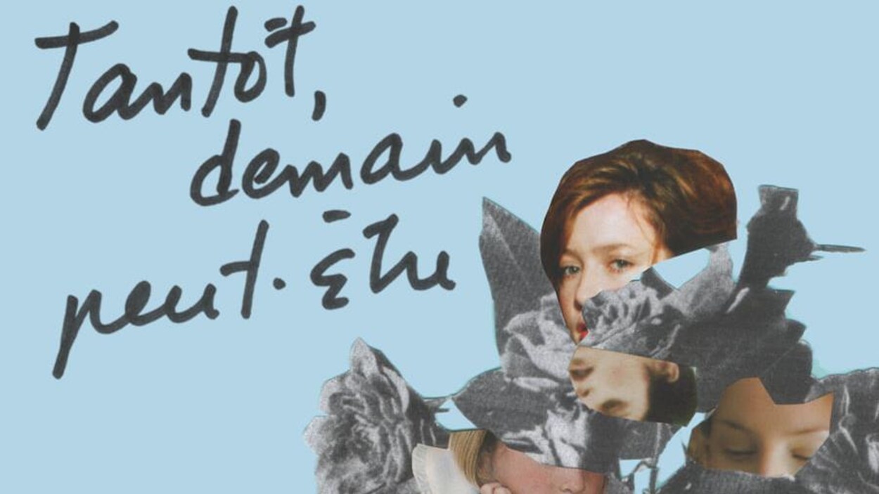 Des morceaux de visages de femmes sont affichés sur un fond bleu.