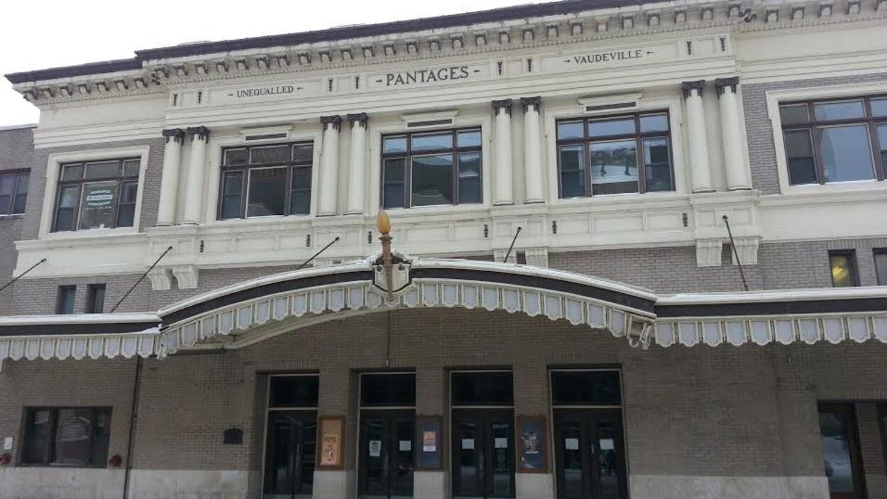 La façade d'un bâtiment abritant un théâtre.