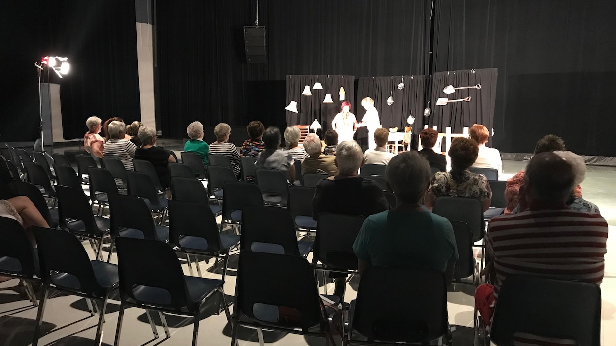 Une pièce de théâtre pour sensibiliser la population à la maltraitance des aînés était organisée. Une pièce de théâtre pour sensibiliser la population à la maltraitance des aînés était organisée.