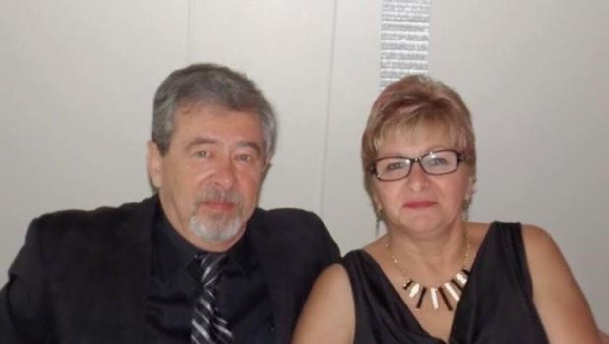 Thelma et Robert Krull, un couple dans la cinquantaine habillé en noir.